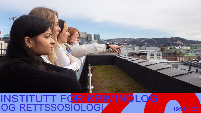 Fire studenter står sammen på en takterrasse og ser ut over byen. Den ene strekker hånden ut og peker på byen.