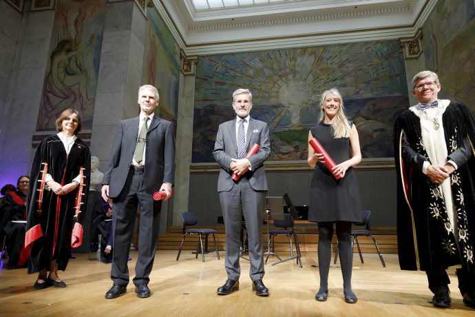 Bildet kan inneholde: stående, bukse, yttertøy, formell slitasje, dress.