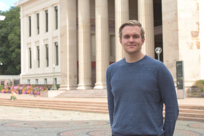 Bildet kan inneholde: person, hode, hake, smil, universitetsplassen, Øystein Kolstad Kvalø