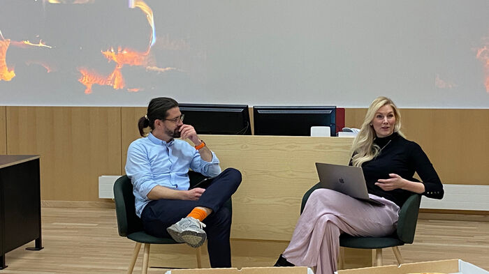 Bildet kan inneholde: datamaskin, laptop, personlig datamaskin, komfort, sofa.