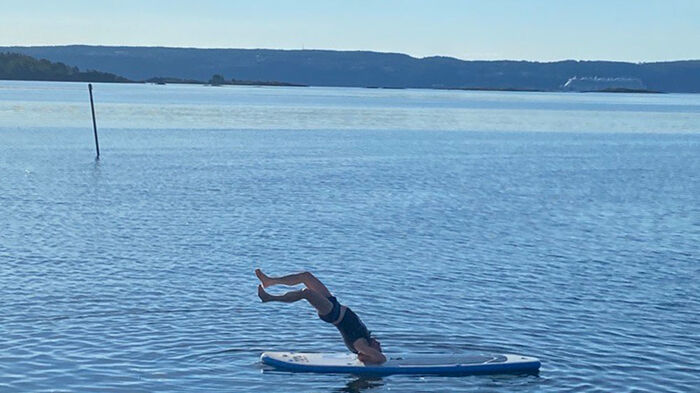 Bildet kan inneholde: vann, himmel, båter og båtliv - utstyr og forsyninger, azure, surfebrett.
