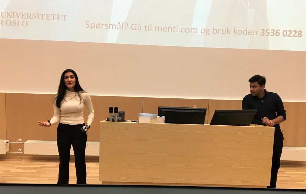 Bildet kan inneholde: datamaskin, laptop, personlig datamaskin, komfort, sofa.