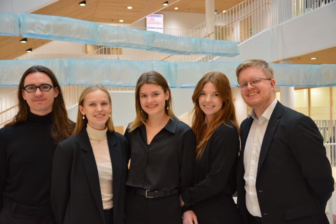 Bildet kan inneholde: smil, buksedress, briller, dress, funksjonær.