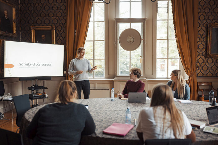 Bildet kan inneholde: møbler, elektronisk enhet, interiørdesign, bærbar datamaskin, stol.