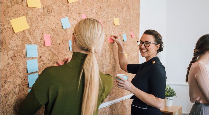 Bildet kan inneholde: papirprodukt, post-it notat, papir, lykke, blond.