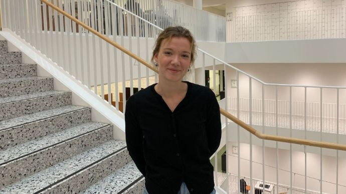 Studenten Ellen, avbildet i trappa på Domus Juridica