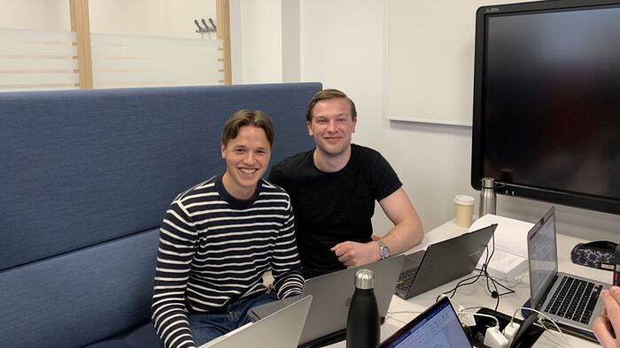 to gutter, Christian og Eirik, sitter sammen i sofa