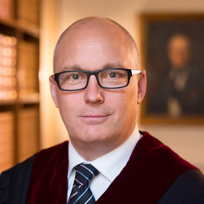Portrettfoto av høyesterettsdommer Borgar Høgetveit Berg ikledd den høytidelige dommerkappen.