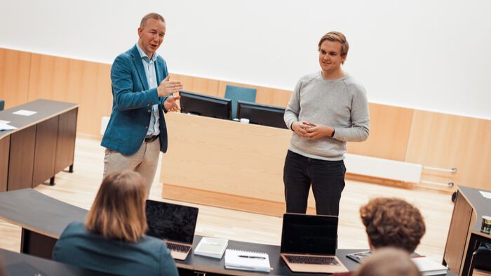 Bildet kan inneholde: bord, smil, datamaskin, laptop, pulten.