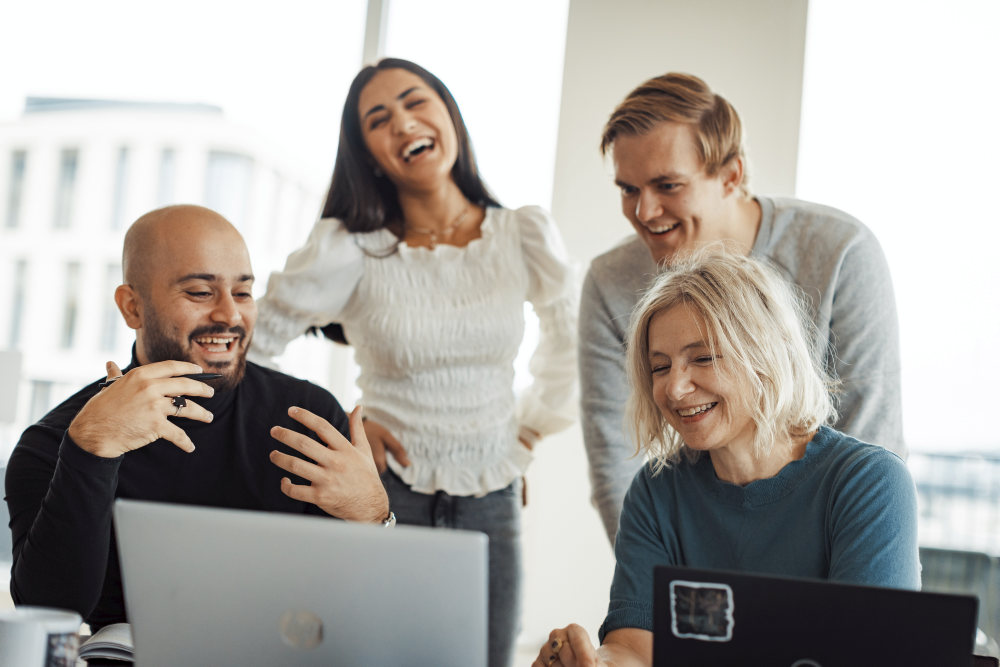 Bildet kan inneholde: smil, datamaskin, ansiktsuttrykk, laptop, personlig datamaskin.