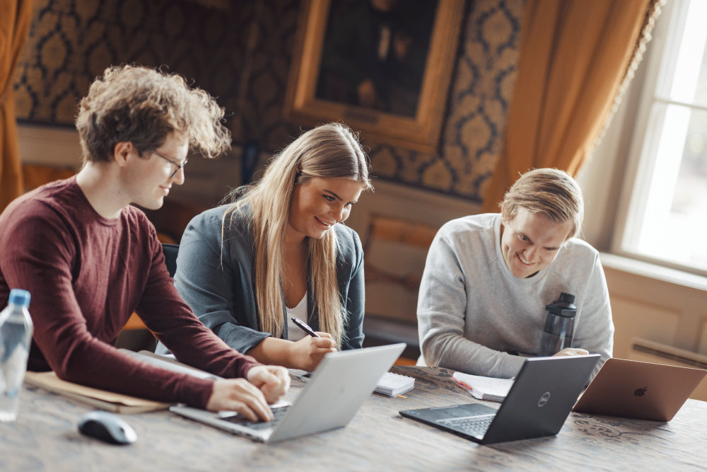 Bildet kan inneholde: datamaskin, laptop, personlig datamaskin, vindu, bord.