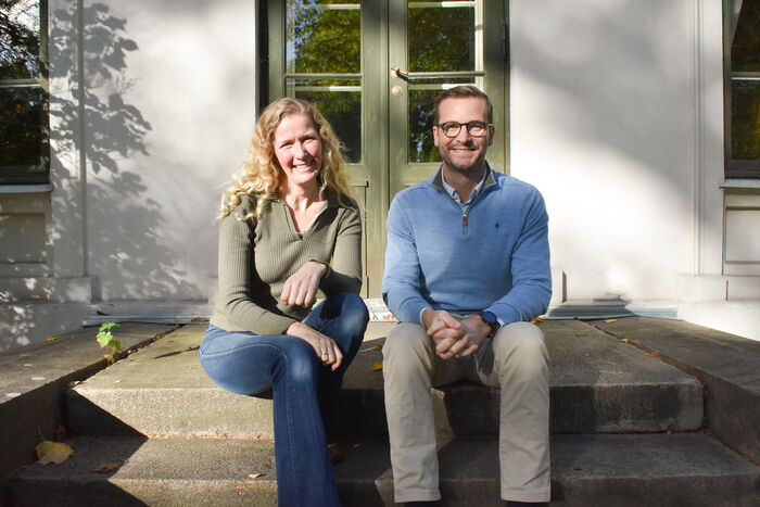 Bildet kan inneholde: smil, skulder, vindu, stående, komfort.