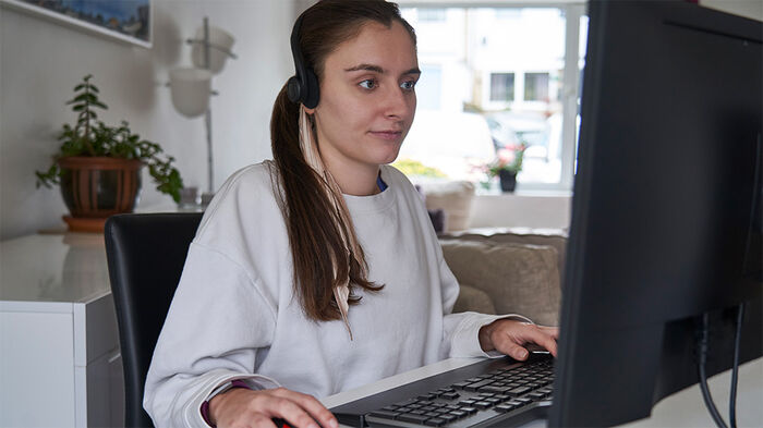 Illustrasjonsbilde av en ung kvinne foran en pc-skjerm
