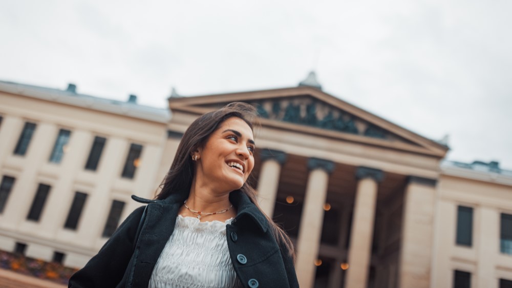 Bildet kan inneholde: smil, flash fotografering, lykkelig, gest, briller.