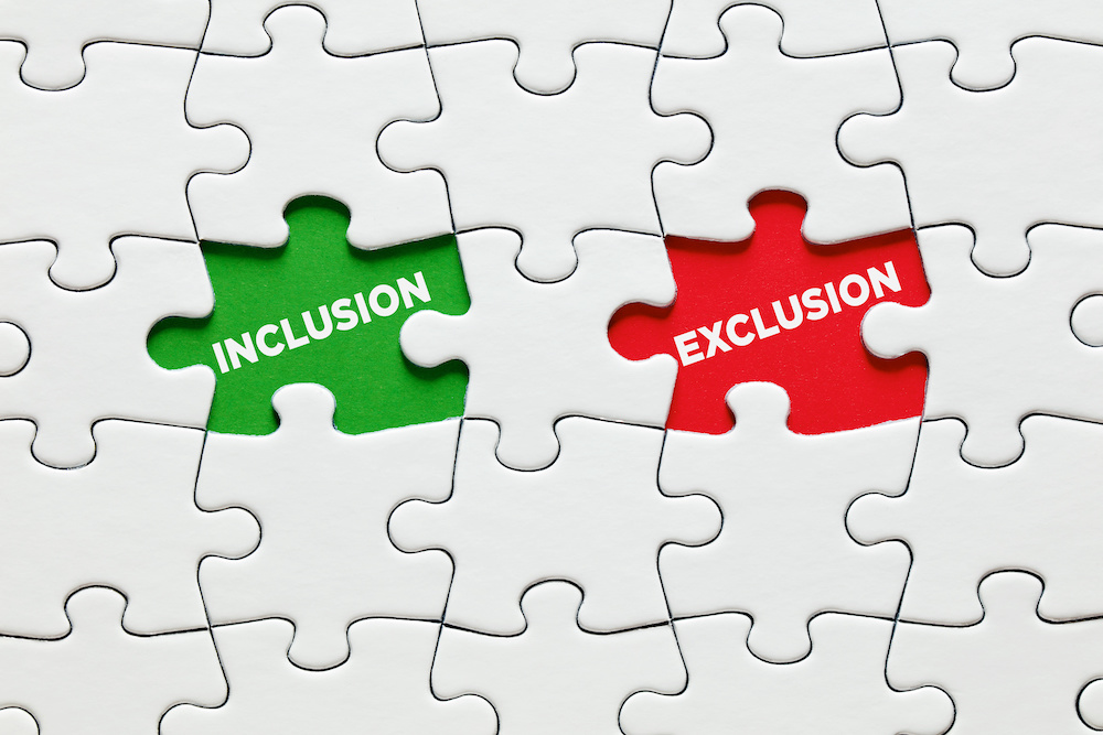 Hvit puslespill med en rød brikke som sier exclusion og en grønn som sier inclusion.