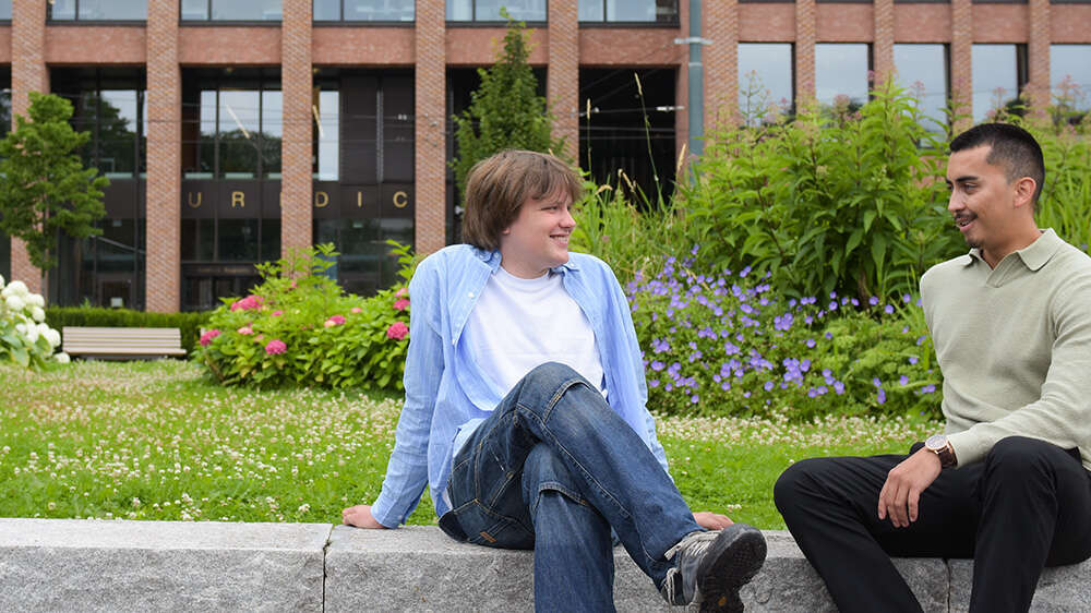 Bildet kan inneholde: lykke, denim, jeans, offentlig plass, smil.