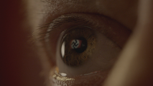 Bilde av øye som avspeiler et naziflagg.