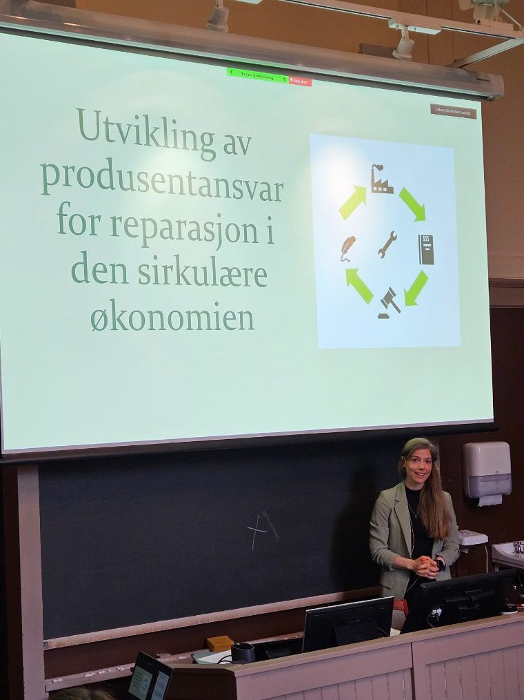 Kvinne holder presentasjon foran prosjektor.