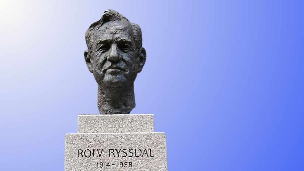 Byste av Rolv Ryssdal mot blå bakgrunn.