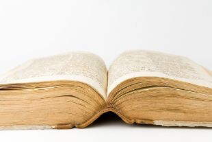 Foografi av liggende bok