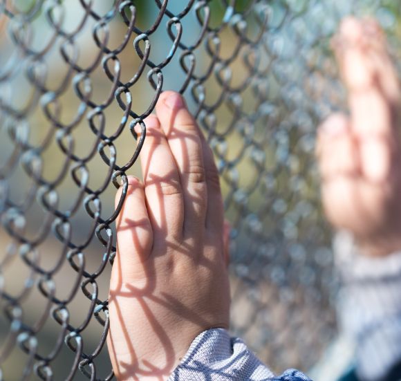 Bildet kan inneholde: hånd, kjede-lenke gjerder, finger, menneskelig, ledningsgjerde.