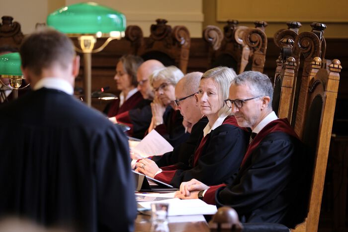 Nærbilde av dommerne Kine Steinsvik og Thom Arne Hellerslia i rettssalen fra plenumsbehandlingen av ACER-saken.