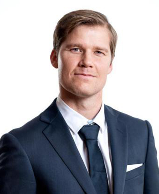 Bildet kan inneholde: øye, kjole skjorte, slips, erme, smil.