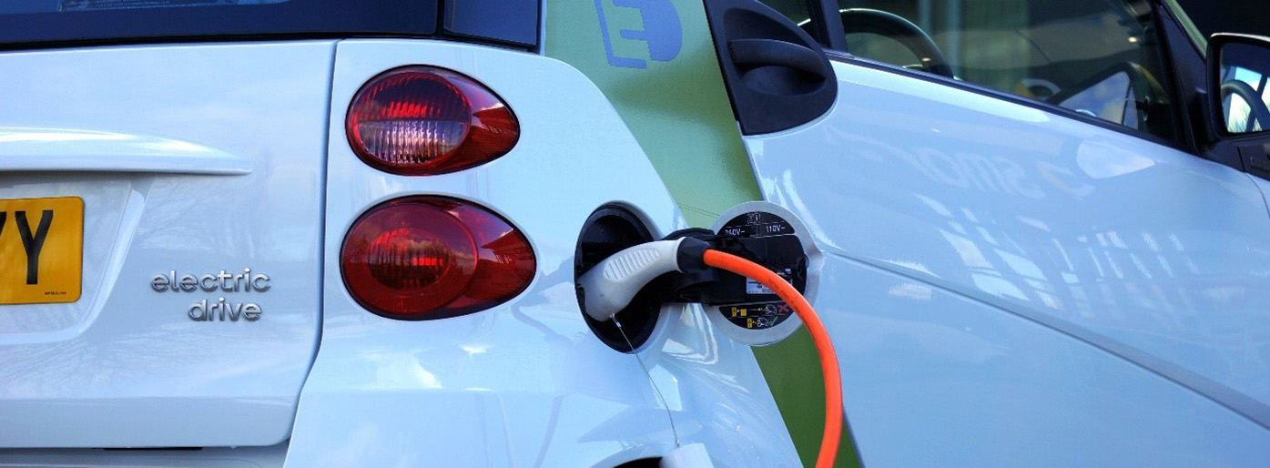 Elektrisk bil som lader.