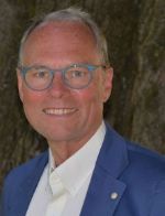 Bildet kan inneholde: briller, briller, hake, briller, smil.