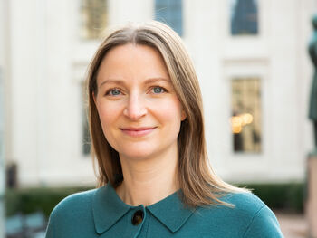 person ,hår ,smil ,leppe ,øyenbryn.