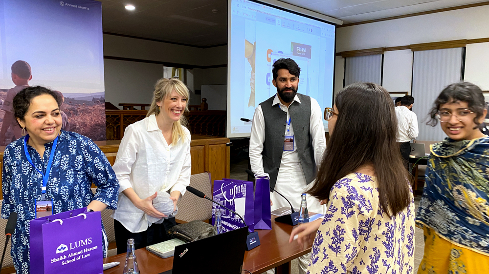 Dr. Arjumand Bano Kazmi and Professor Maja Janmyr are discussing with students on the law faculty. 