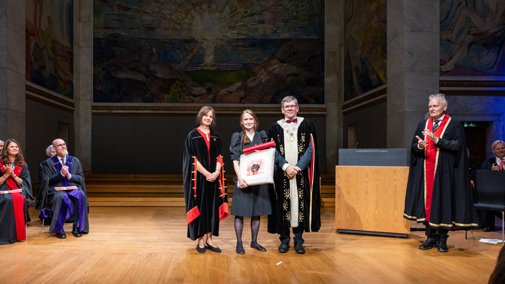 Photo of Kaufmann receiving the prize 