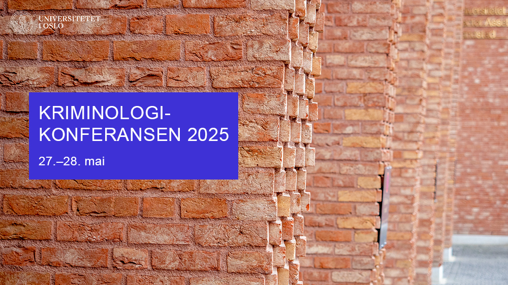 Bilde av murvegg og søyler foran Domus Juridica, med teksten "Kriminologikonferansen 2025, 27.–28. mai"