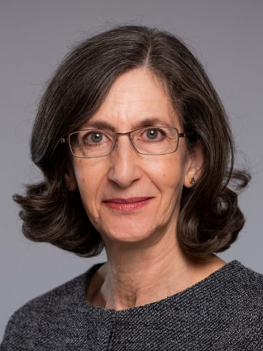 Portrettfoto av Lucia Zedner, en voksen hvit kvinne med halvlangt mørkt hår og briller