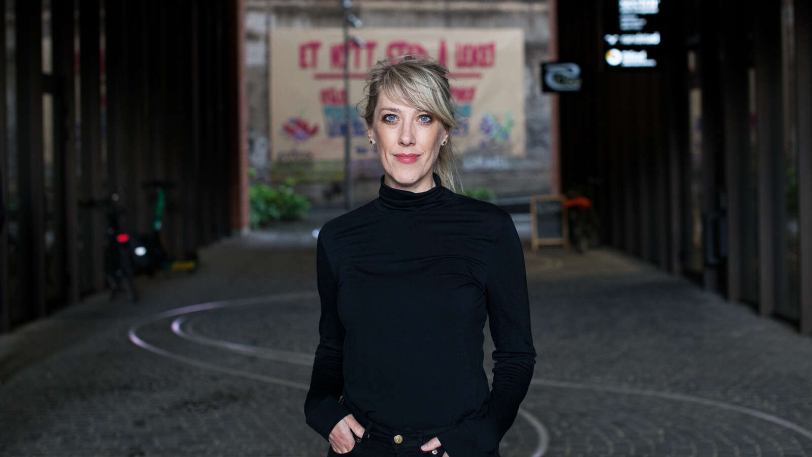 Bildet kan inneholde: ansiktsuttrykk, mote, smil, portrettfotografering.