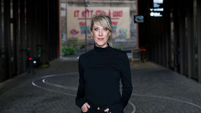Bildet kan inneholde: ansiktsuttrykk, mote, smil, portrettfotografering.