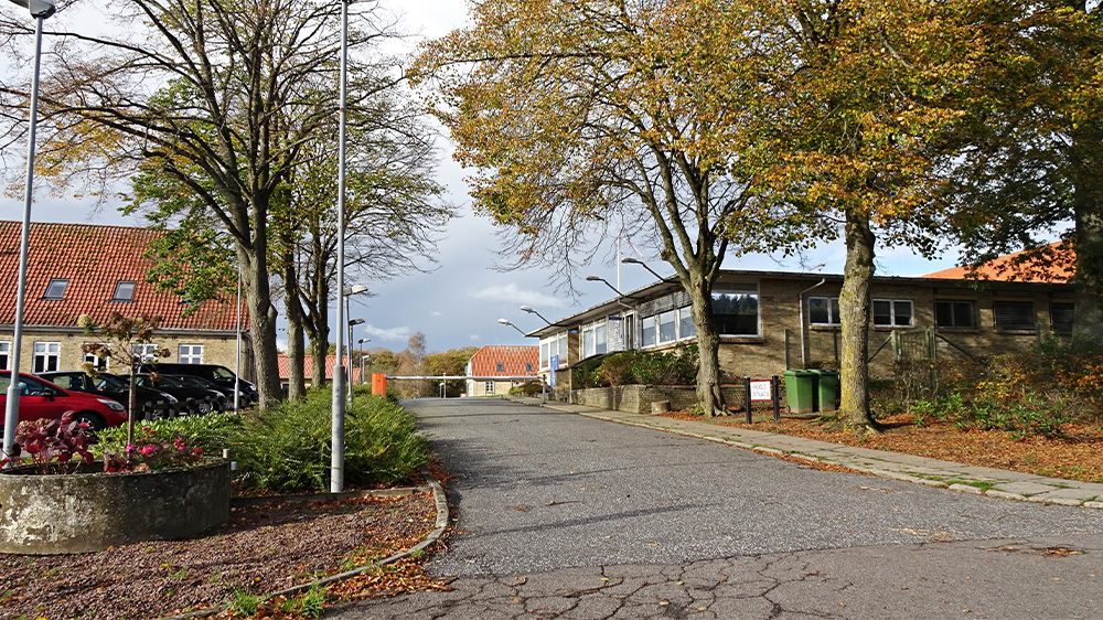 The picture shows the outdoor area of the prison, which looks like an ordinary street and houses.