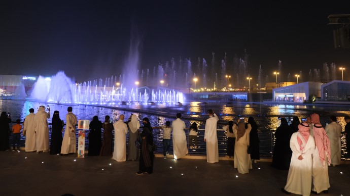 Bilde av mennesker foran fontene i Riyadh.