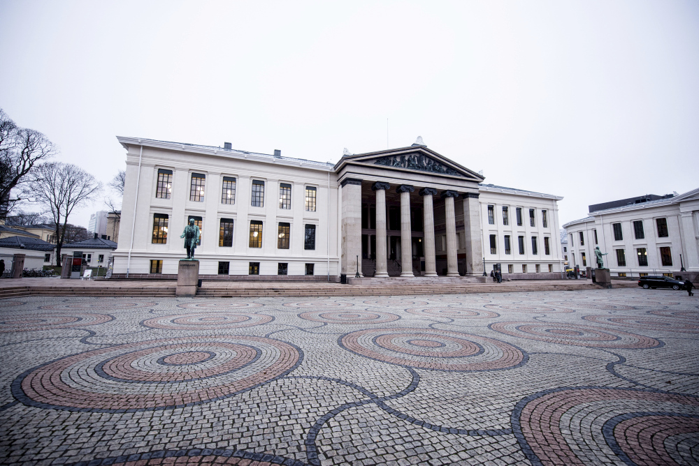 Bilde av universitetsplassen og bygninger i Oslo sentrum