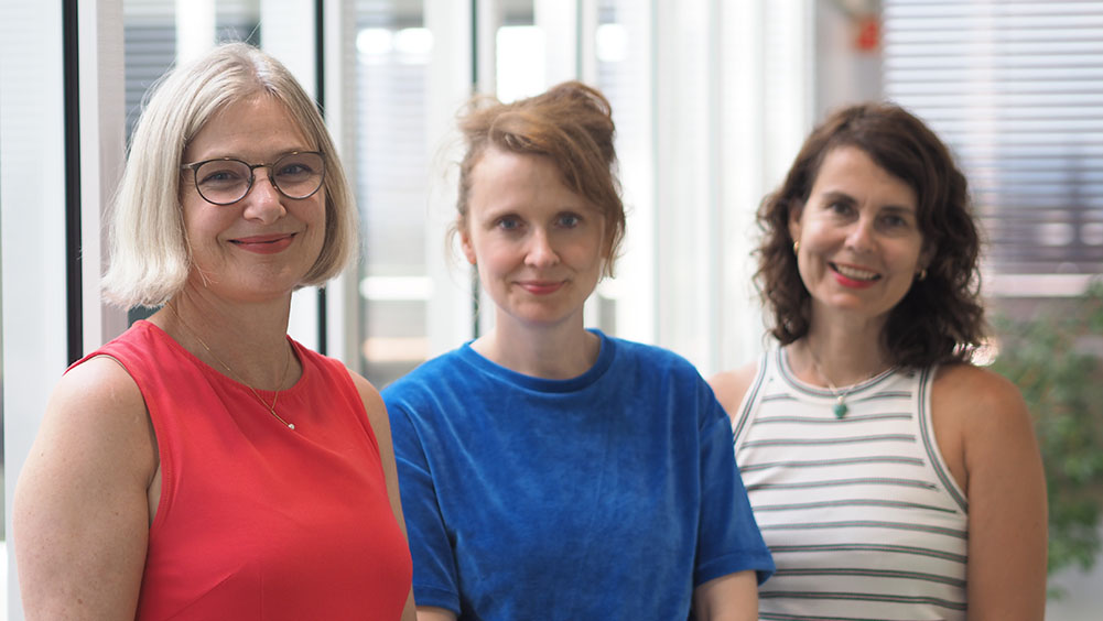 Instituttleder Helene Gundhus, professor Mareile Kaufmann og professor Katja Franko avbildet inne på instituttet. 