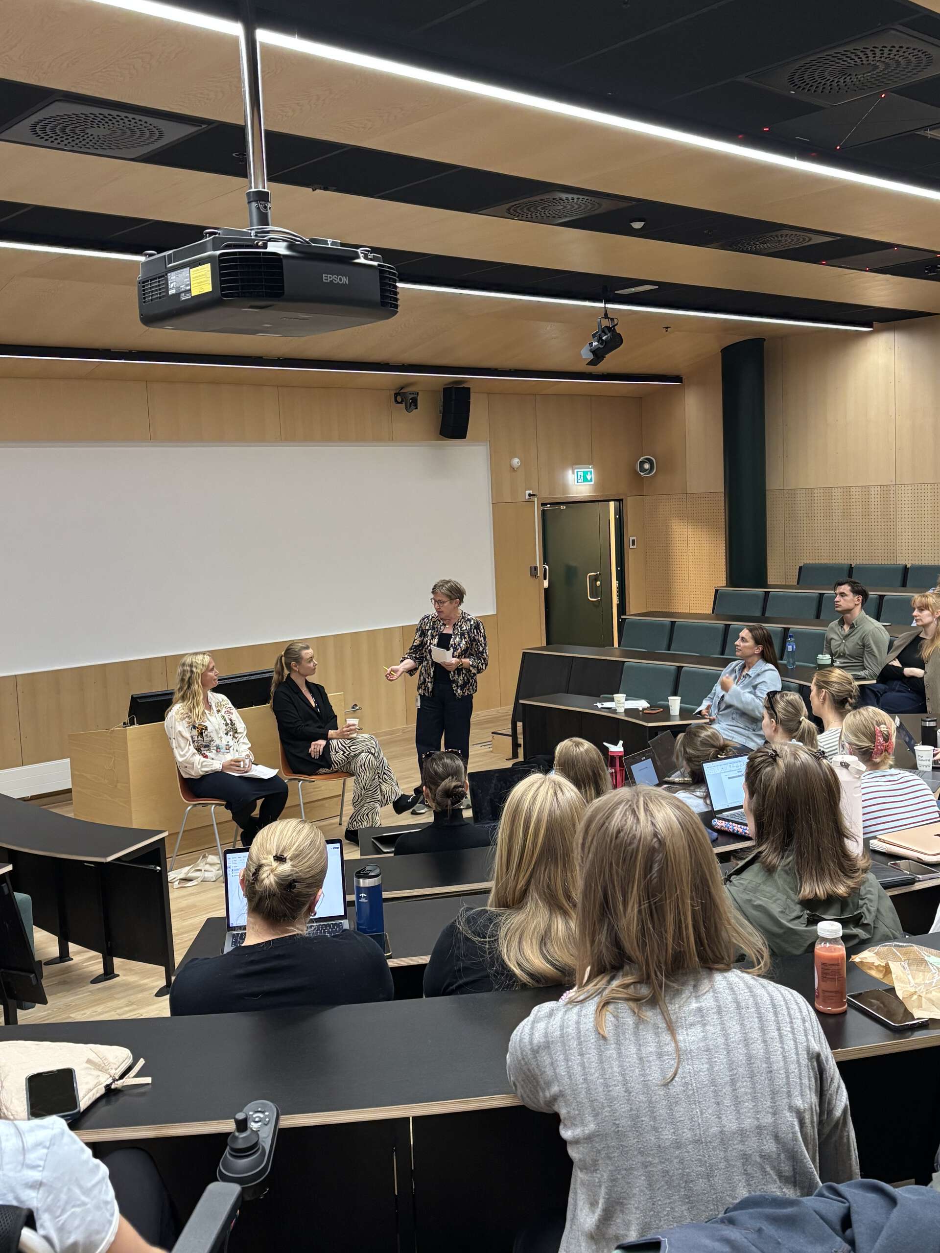 Bilde fra panelsamtalen. Avbildet er Randi Solhjell (venstre), Carina Riborg Holter (midten) og Heidi Mork Lomell (høyre) som diskuterer temaet.