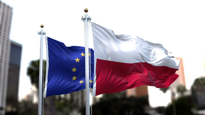 To flaggstenger med det polske flagget og EU-flagget