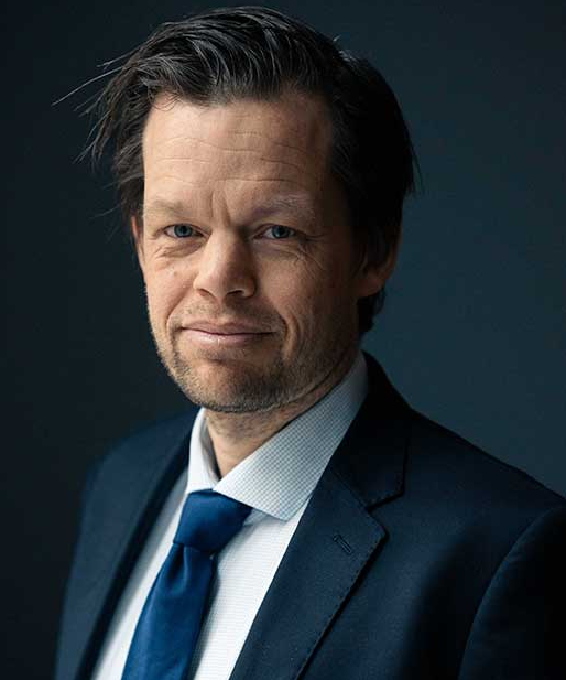 Bildet kan inneholde: øyenbryn, snipp, formell slitasje, nakke, blazer.