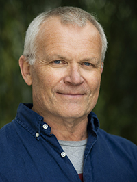 Bildet kan inneholde: klær, hake.