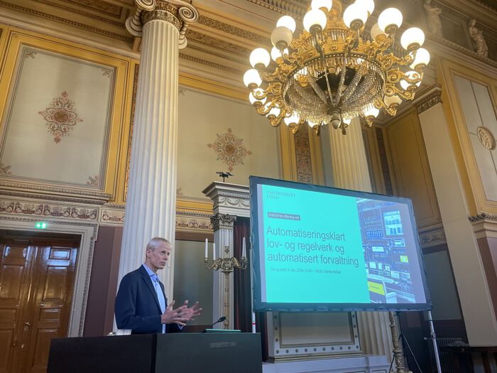 Hans Christian Holte holder foredrag om Automatiseringsklart lov- og regelverk og automatisert forvaltning 