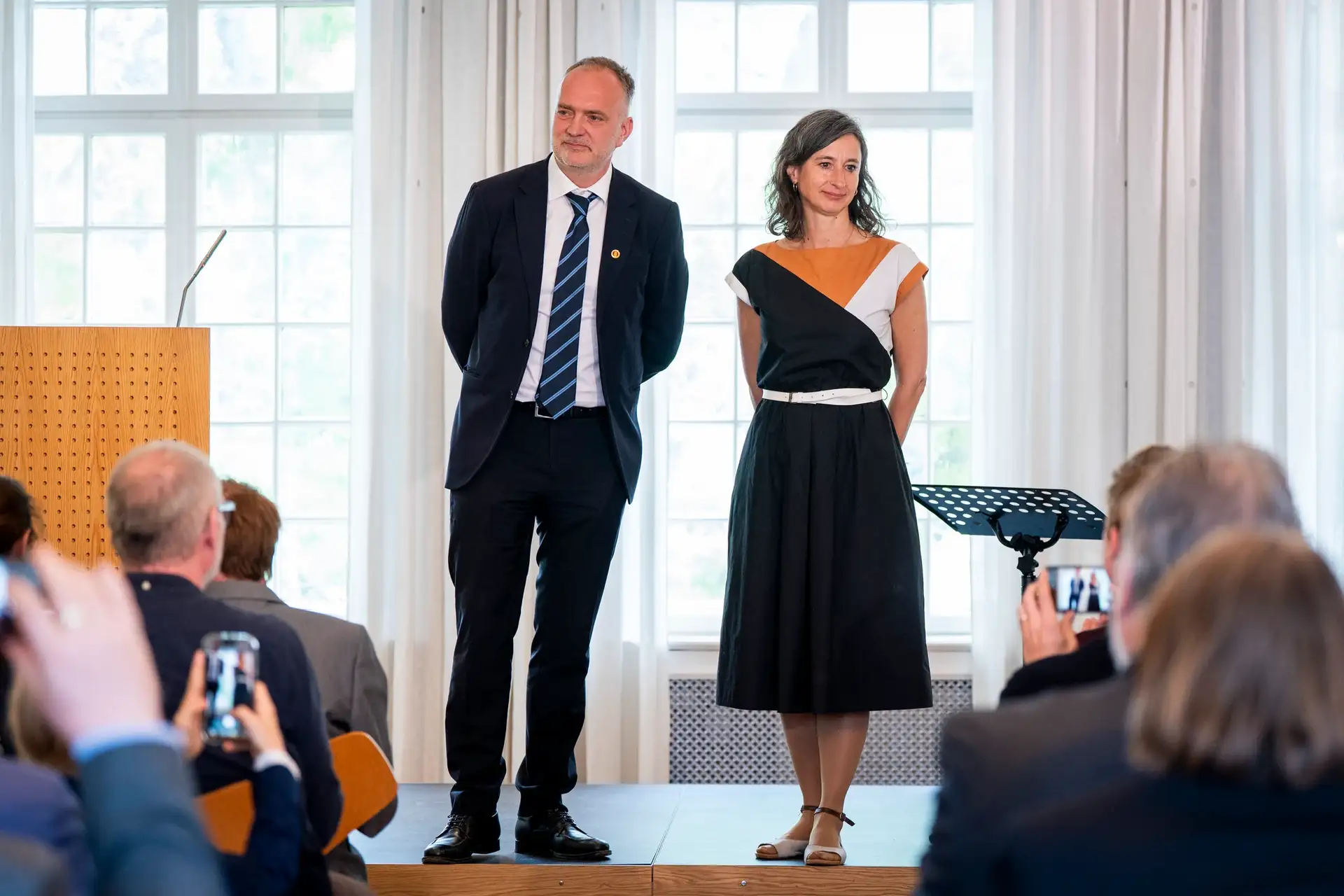 Bildet kan inneholde: skulder, formelt antrekk, stående, kle, gulvbelegg.