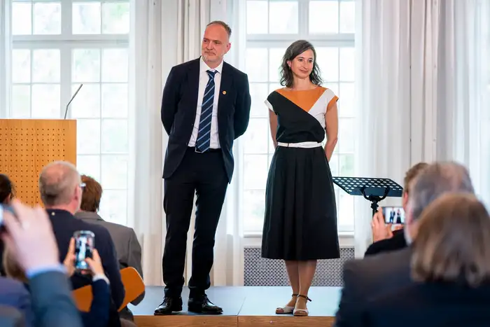 Bildet kan inneholde: skulder, formelt antrekk, stående, kle, gulvbelegg.