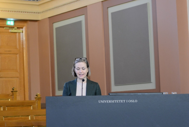 Line Coll på talerstolen i Gamle Festsal