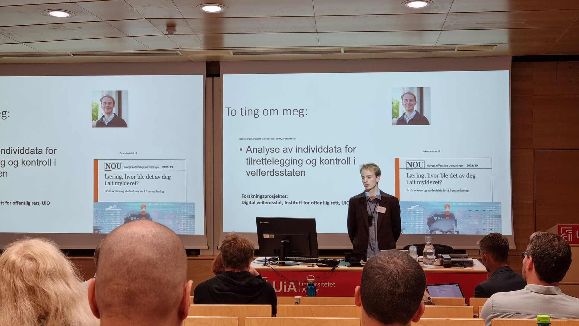 mann som presenterer