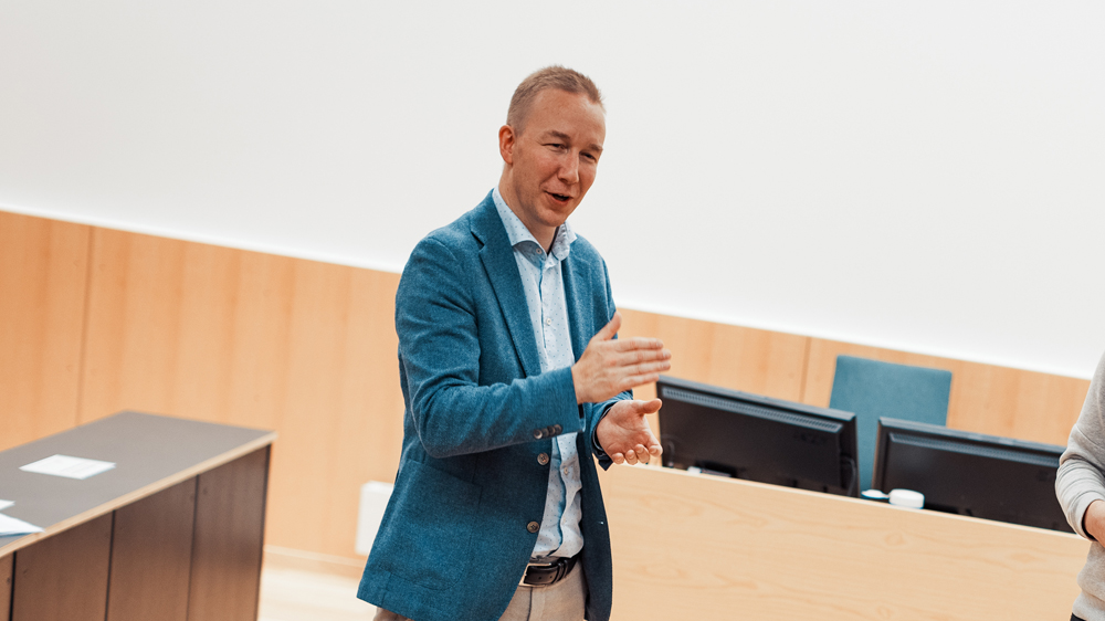 Bilde av ansvarlig faglærer Nordrum i Auditorium 2 som brukes til undervisningen i Lovlab våren 2022.